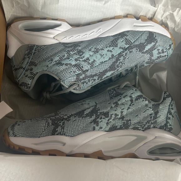 Brand new Nike hot step air terra shoes! Men’s 7, women’s 8.5 - Picture 1 of 5